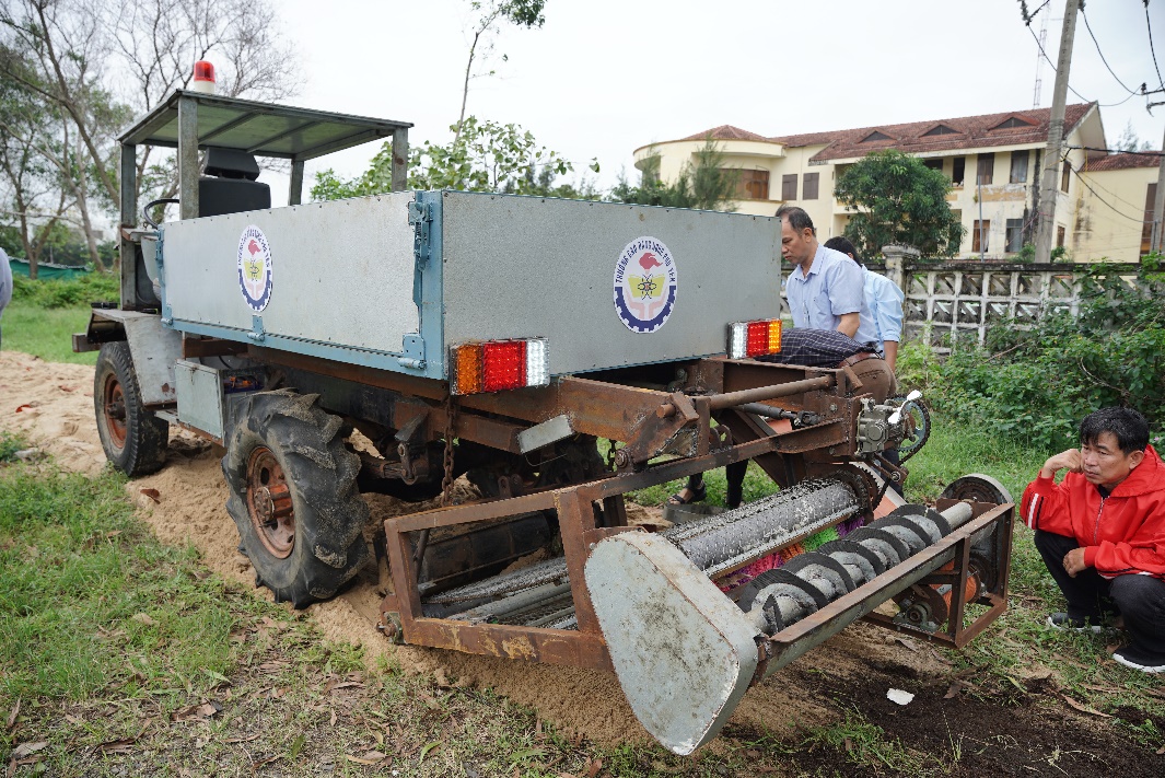 Tại TP.Tuy Hòa vừa nghiệm thu thành công máy thu gom rác bãi biển đầu tiên